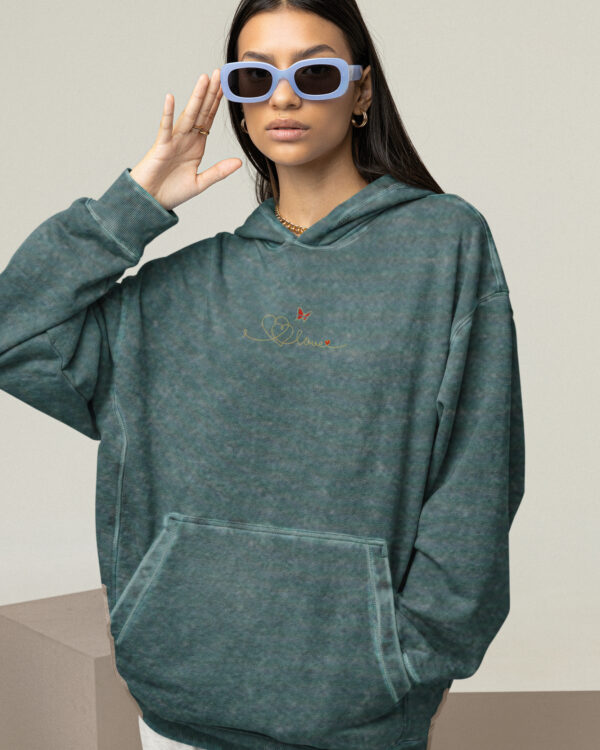 Bluza oversize z kapturem <br>Haft LOVE z motylem <br>Efekt sprania